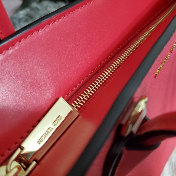 Michael Kors LG Red Pebbled Leather Tote Handbag Gold Lock Charm. F-103. - Picture 5 of 12